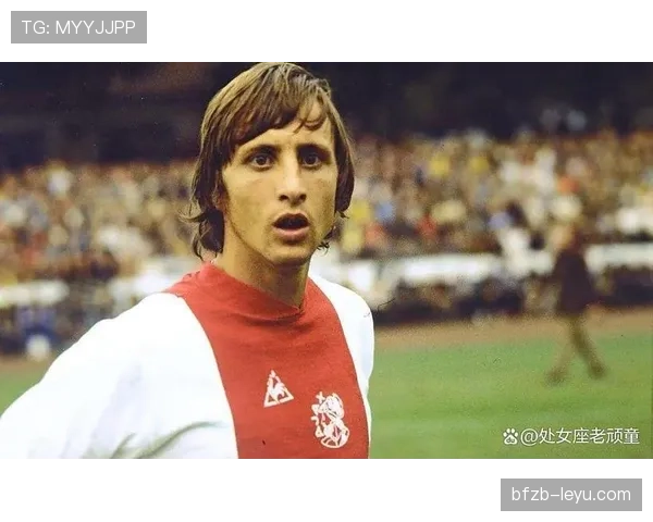 克鲁伊夫革新战术理念持续引领足球变革,重塑球队核心成效显著 克鲁伊夫革新战术理念持续引领足球变革,重塑球队核心成效显著