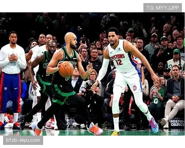 怀特无球跑动制造空位，三分效率领跑绿军后场