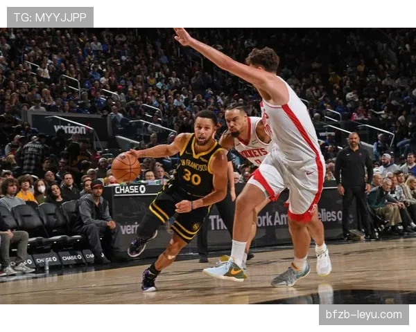 扬尼斯突破制造多次挡拆拉开空间 提升球队关键时刻效率