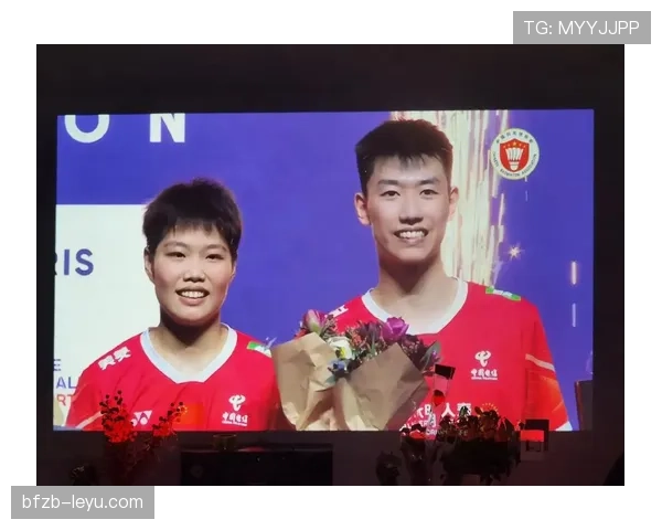 冯彦哲手里那杯咖啡把我一个月工资比下去了